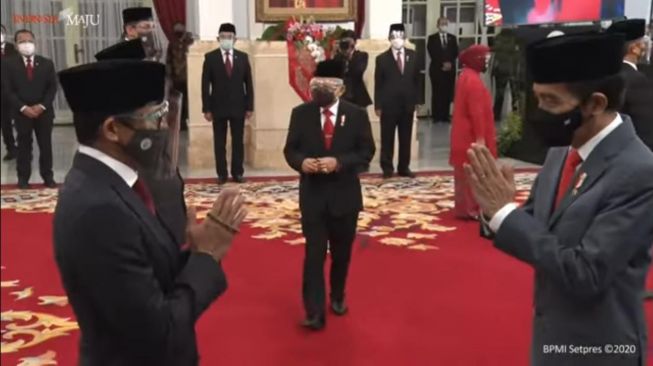 Tangkap layar Sandiaga Uno menggenggam tasbih saat dilantik Jokowi sebagai Menparekrat di Istana. (Youtube Sekretariat Presiden)