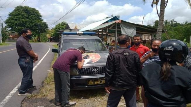 Polsek Baturiti lakukan rekontruksi ulang di tempat kejadian pada Selasa (22/12) siang. [Beritabali/Istimewa] 