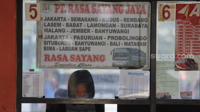 Seorang penjual tiket bus menunggu pembeli di Terminal Kampung Rambutan, Jakarta, Rabu (23/12/2020). [Suara.com/Angga Budhiyanto]