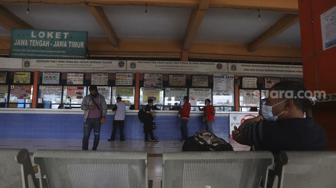 Sejumlah calon penumpang membeli tiket bus di Terminal Kampung Rambutan, Jakarta, Rabu (23/12/2020). [Suara.com/Angga Budhiyanto]