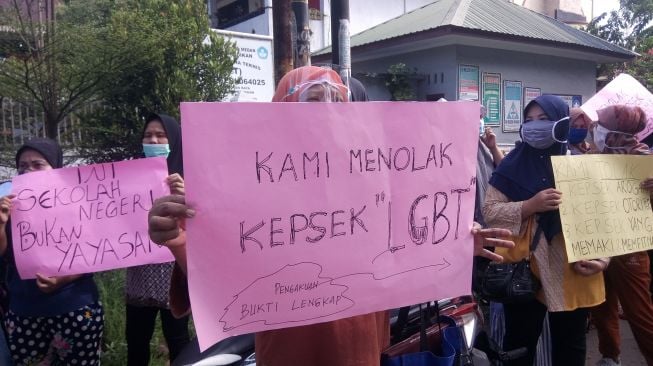 Beredar Kabar Kepsek Penyuka Sesama Jenis, Orangtua Siswa Gelar Demo