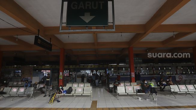 Sejumlah calon penumpang menunggu kedatangan bus di Terminal Kampung Rambutan, Jakarta, Rabu (23/12/2020). [Suara.com/Angga Budhiyanto]