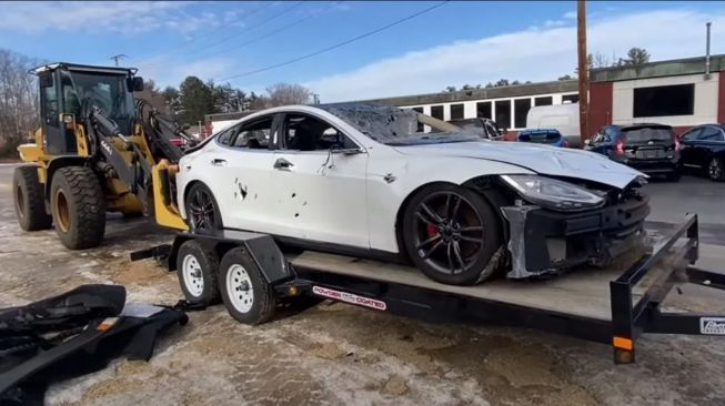 Tesla Model S yang dirombak menggunakan mesin bensin (Carscoops)