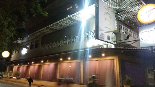 Suasana Pemberlakuan Jam Malam di Makassar, Toko dan Warung Tutup