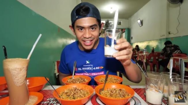 Tanboy Kun makan mi becek Bangladesh di Medan (YouTuber Tanboy Kun)