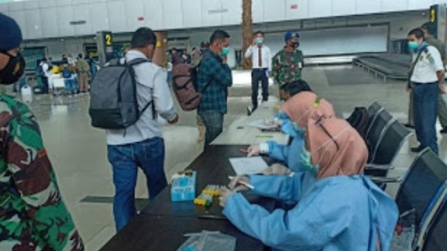 Satgas Covid-19 Kalbar melakukan tes swab acak ke penumpang Batik Air di Bandara Supadio. (Humas Dinkes Kalbar)