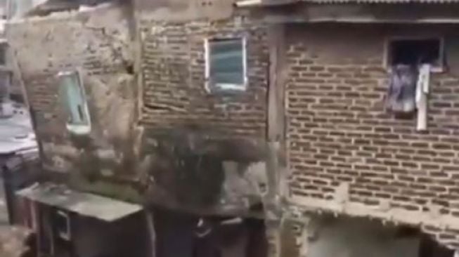 Ngeri! Video Dua Rumah Roboh, Bangunan Ludes Tergerus Air Sungai