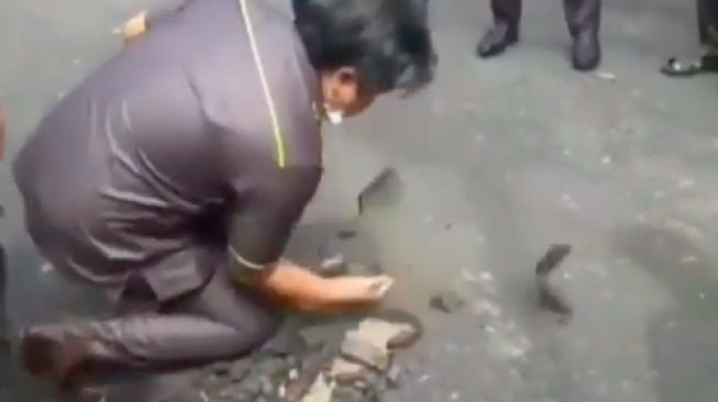 Video yang berjudul anggota dewan geram kualitas jalan di Muaraenim [jepretan instagram]