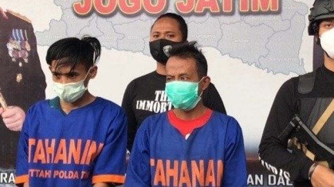 Cuma Dalam Hitungan Detik, 2 Pencuri Ini Bobol Rumah Lalu Bawa Kabur Motor