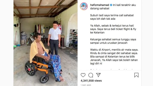 Hafiz memberikan kursi roda untuk sahabatnya. (Instagram/@hafizmuhammad)