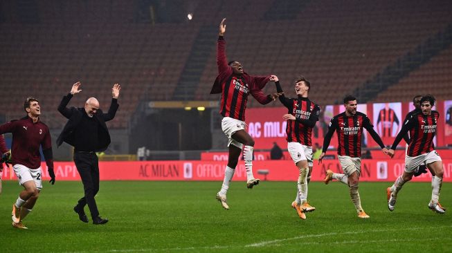 Pelatih AC Milan Stefano Pioli merayakan kemenangan dengan para pemain AC Milan di akhir pertandingan Serie A Italia AC Milan melawan Lazio di Stadion San Siro, Milan, Italia, Kamis (24/12) dini hari WIB.  [Marco BERTORELLO / AFP]
