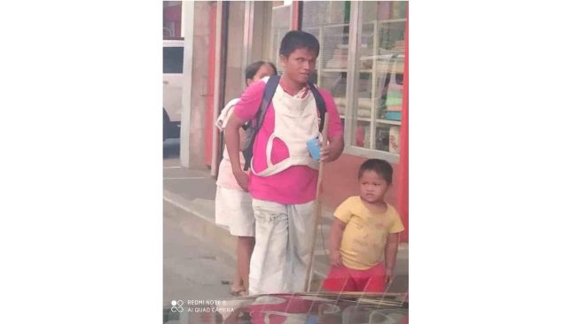 Potret bocah pandu jalan untuk orangtuanya yang buta (facebook.com/Ero Lawen)