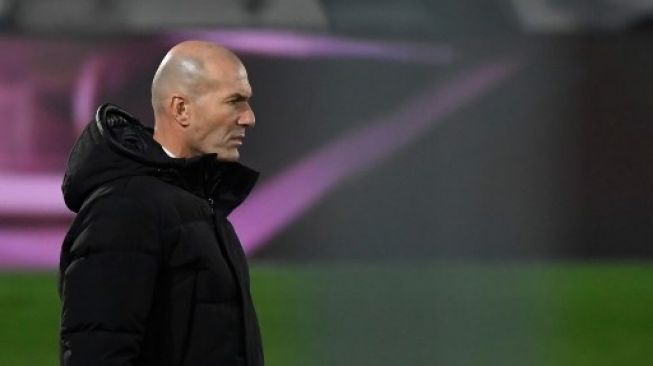 Gestur pelatih Real Madrid Zinedine Zidane saat timnya menjamu Granada di Estadio Alfredo Di Stefano, Kamis (24/12/2020). [AFP]