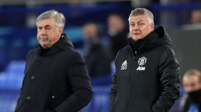 Gestur manajer Manchester United Ole Gunnar Solskjaer (kanan) saat menghadapi Everton di perempat final Piala Liga Inggris di Goodison Park, Kamis (24/12/2020). [AFP]