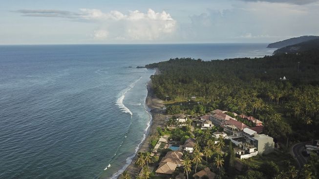 Foto udara bangunan hotel di kawasan wisata Senggigi, Lombok Barat, NTB, Kamis (24/12/2020). [ANTARA FOTO/Ahmad Subaidi]
