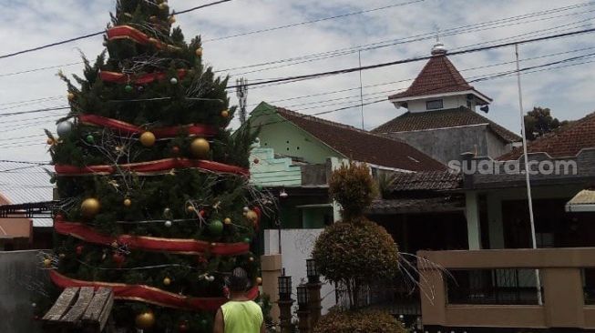 Ketika Adzan Berhenti, Umat Islam dan Nasrani Membuat Pohon Natal Bersama