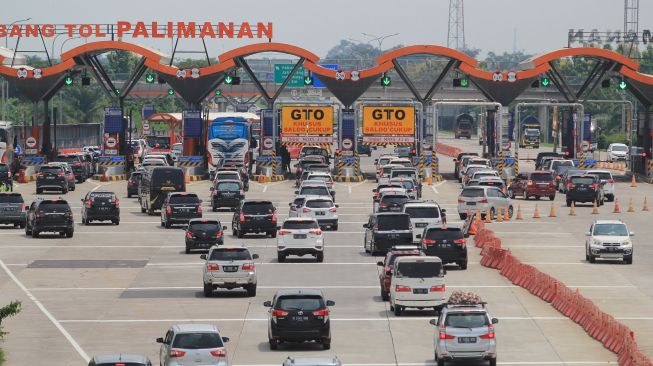 Kendaraan pemudik melintas menuju gerbang Tol Cipali, Palimanan, Cirebon, Jawa Barat, Kamis (24/12/2020).  ANTARA FOTO/Dedhez Anggara