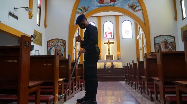 Jelang Ibadah Natal, Penjinak Bom Polda Jatim Sterilkan Gereja di Surabaya