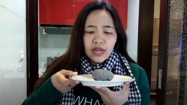 Bagikan Tutorial Rebus Batu Sampai Empuk, Aksi Wanita Ini Viral