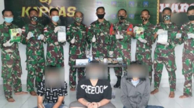 Satgas Pamtas Yonif 642/Kapuas mengagalkan penyelundupan narkoba diduga asal Malaysia. (ist)