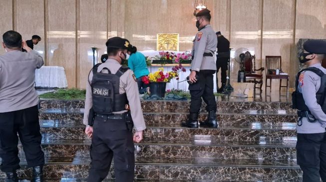 Jelang Natal, Brimob Polda Jatim Sterilisasi Gereja di Sidoarjo