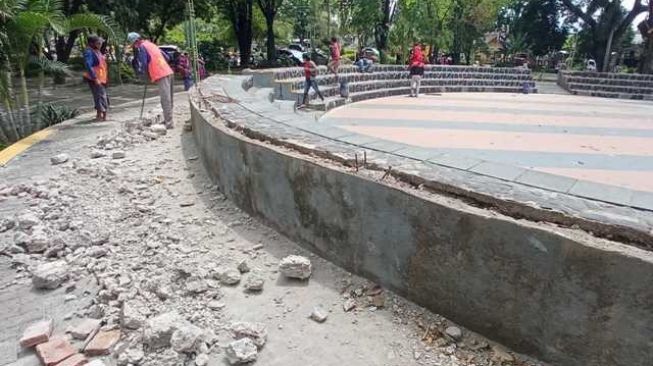 Rusak Tertimpa Pohon, Panggung Arena Taman Kridoanggo Sragen Dibongkar