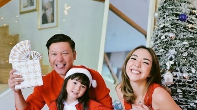 Gading Marten rayakan Natal bersama Gisella Anastasia dan anak mereke, Gempi. 