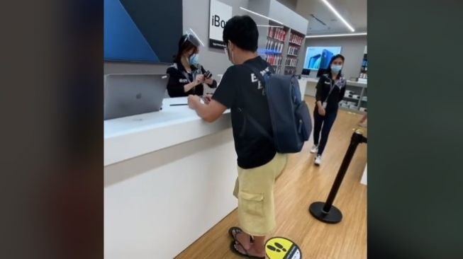 Viral, Pria Pakai Sandal Jepit Beli iPhone 12 Pro Tak Dilayani Pegawai Toko