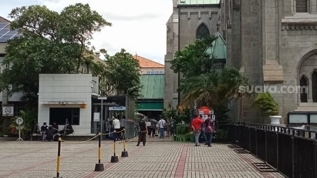 Penampakan jemaat di luar Gereja Katedral Jakarta saat perayaan Natal 2020. (Suara.com/Ummi HS)