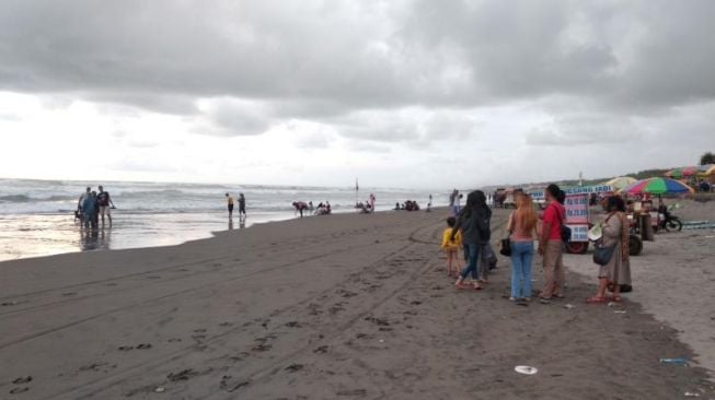 Sejumlah wisatawan nampak memadati pantai Parangtritis untuk berwisata di Libur Natal, Jumat (25/12/2020). [Muhammad Ilham Baktora / SuaraJogja.id]