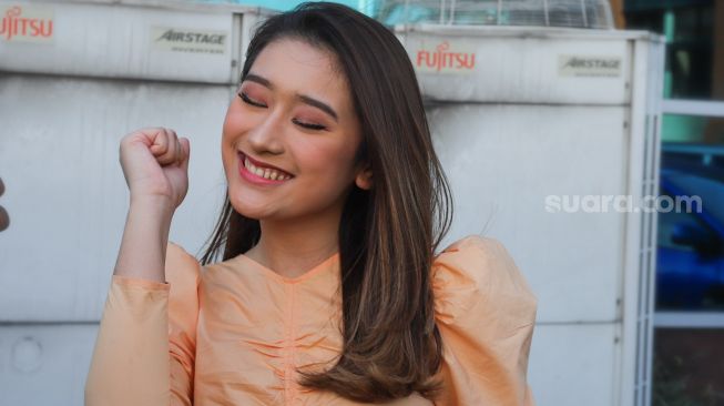 Ekspresi Penyanyi Amanda Caesa ketika diwawancarai awak media di Kawasan Tendean, Jakarta Selatan, Jumat (25/12/2020). [Suara.com/Alfian Winanto]