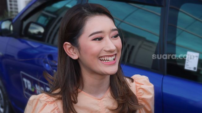 Penyanyi Amanda Caesa tersenyum saat diwawancarai awak media di Kawasan Tendean, Jakarta Selatan, Jumat (25/12/2020). [Suara.com/Alfian Winanto]