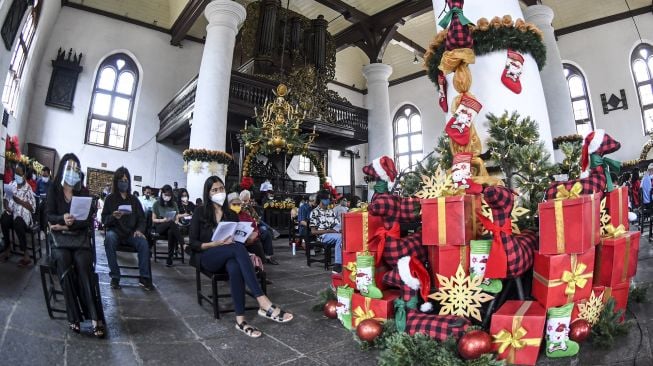 Umat Kristiani mengikuti ibadah Misa Natal di Gereja GPIB Sion, Tamansari, Jakarta Barat, Jumat (25/12/2020). [ANTARA FOTO]