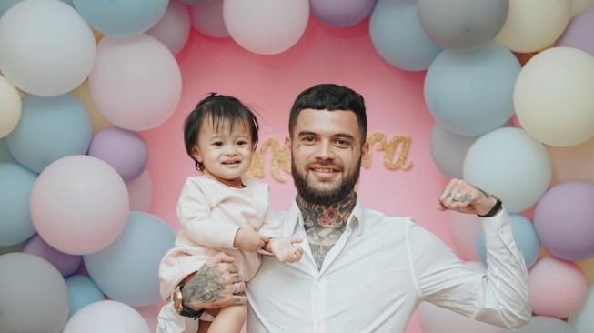 Diego Michiels saat merayakan ulang tahun pertama putrinya. (Instagram/diegomichiels24)