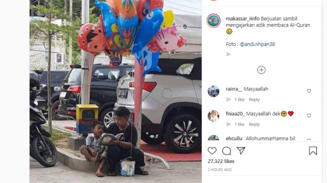 Potret Viral Bikin Terenyuh! Dua Bocah Jualan Balon Sambil Belajar Mengaji