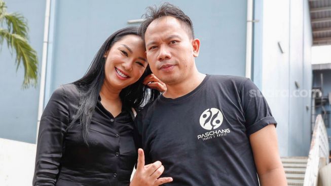 Pasangan Vicky Prasetyo dan Kalina Oktarani saat ditemui di Kawasan Tendean, Jakarta Selatan, Kamis (24/12/2020). [Suara.com/Alfian Winanto]