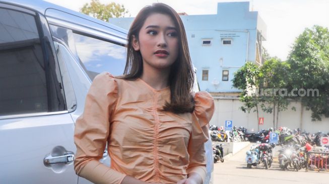 Penyanyi Amanda Caesa bergaya didepan kamera saat ditemui di Kawasan Tendean, Jakarta Selatan, Jumat (25/12/2020). [Suara.com/Alfian Winanto]