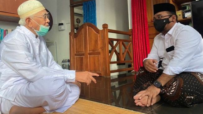 Soroti Cara Salat PA 212, Gus Mus: Ketika Mereka Bermain-main dengan Salat yang Sakral