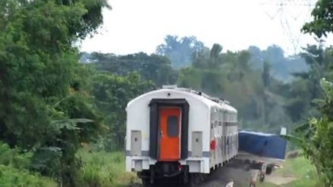 Detik-detik KA Tabrak Mobil Pick-Up di Serang, Terpental Hingga Jauh