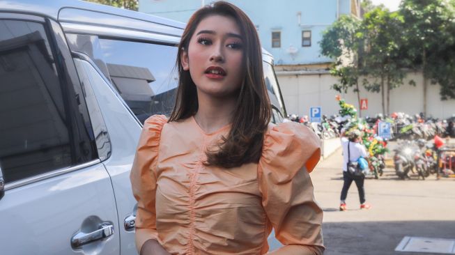 Penyanyi Amanda Caesa bergaya didepan kamera saat ditemui di Kawasan Tendean, Jakarta Selatan, Jumat (25/12/2020). [Suara.com/Alfian Winanto]