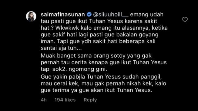 Selebgram Salmafina pindah agama Kristen karena sakit hati saat menjadi muslim. 