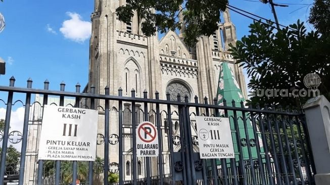 Penampakan Gereja Katedral Jakarta dari luar saat perayaan Natal 2020. (Suara.com/Ummi HS)