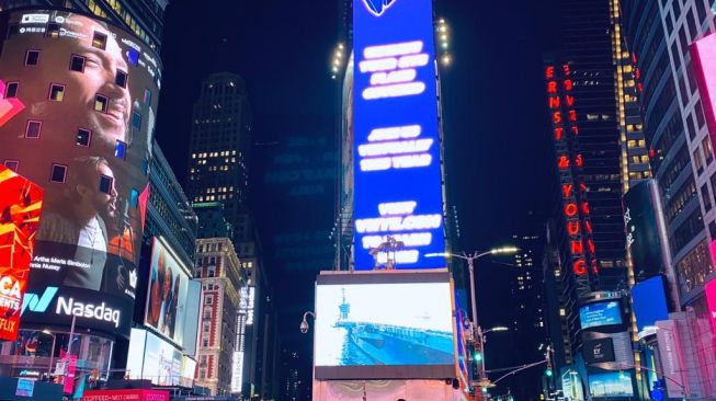 Maruli Tampubolon Mejeng di Times Square dengan Lagu Never Stand Alone