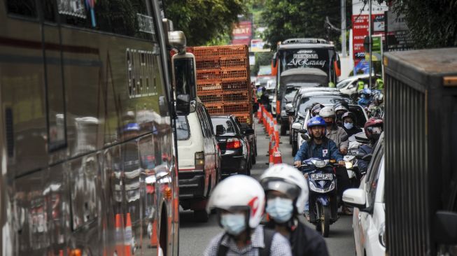 Kendaraan terjebak kemacetan di Kawasan Wisata Lembang, Kabupaten Bandung Barat, Jawa Barat, Sabtu (26/12/2020). [ANTARA FOTO/Raisan Al Farisi]