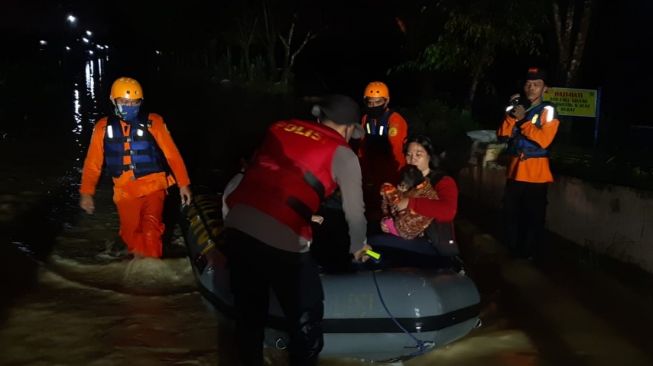 Banjir Terjang Sunggal Deliserdang, Sejumlah Warga Alami Trauma