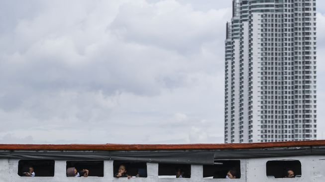 Sejumlah penumpang kapal dari Kepulauan Seribu tiba di Dermaga Kali Adem, Muara Angke, Jakarta, Sabtu (26/12/2020). [ANTARA FOTO/M Risyal Hidayat]