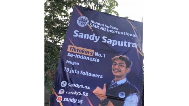 Cuitan akun @tanyainrl soal Sandy Saputra jadi Brand Ambassador sekolahnya