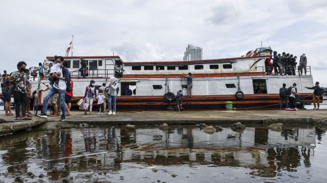 Sejumlah penumpang kapal dari Kepulauan Seribu tiba di Dermaga Kali Adem, Muara Angke, Jakarta, Sabtu (26/12/2020). [ANTARA FOTO/M Risyal Hidayat]