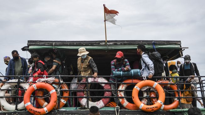 Sejumlah penumpang kapal dari Kepulauan Seribu tiba di Dermaga Kali Adem, Muara Angke, Jakarta, Sabtu (26/12/2020). [ANTARA FOTO/M Risyal Hidayat]