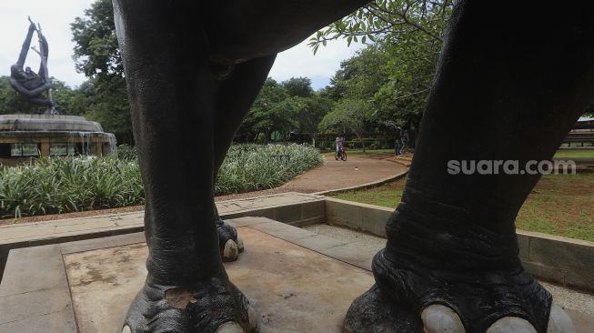 Pengunjung bersepeda di area Taman Margasatwa Ragunan, Jakarta, Sabtu (26/12/2020). [Suara.com/Angga Budhiyanto]